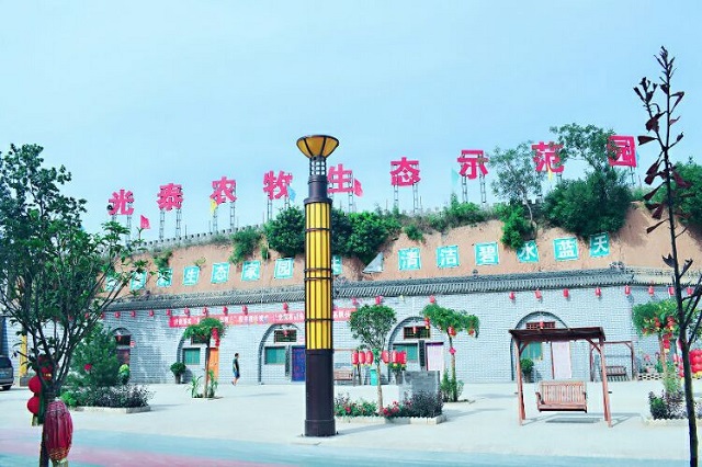 窑洞迎宾客，古朴且舒适。经济又实惠，冬暖盛夏逸。